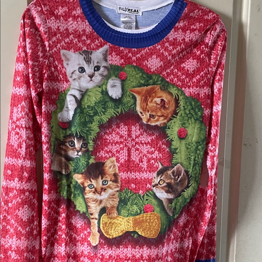 NWT Faux Real Cat Christmas Wreath Top. Size Medium